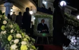 Hommages à l'ex-président zimbabwéen Robert Mugabe dont la dépouille est arrivée dans sa luxueuse résidence de la capitale Harare, le fameux "Toit bleu", le 11 septembre 2019