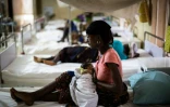 Une femme s'occupe de son nouveau-né à la maternité de l'hôpital public de Kailahun, dans l'est du Sierra Leone, le 26 avril 2016