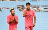 Le défenseur central du Real Madrid Raphaël Varane (d) lors du 8e de finale retour de Ligue des champions perdu sur le terrain de Manchester City, le 7 août 2020