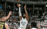 Le joueur de l'Asvel David Lighty inscrit un panier contre Monaco en finale du championnat de France, le 25 juin 2022 à Villeurbanne 