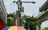 Un système de contrôle du trafic basé sur l'intelligence artificielle installé à un carrefour de la capitale bangladaise Dacca, le 14 mai 2026 