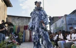 Une mannequin présente une création du styliste Morgan Azedy lors d'un défilé de mode organisé par des créateurs locaux spécialisés dans le recyclage de tissus et de vêtements usagés récupérés sur des marchés d'occasion et des décharges, le 10 octobre 2025 à Nairobi, au Kenya