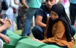 Une musulmane bosniaque au mémorial aux victimes du massacre de massacre de Srebrenica en 1995, à Potocari le 10 juillet 2021
