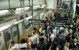 Des personnes sur le quai de métro à la gare Grand Central dans l'arrondissement de Manhattan ,à New York, le 29 avril 2025