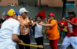 Des manifestants de l'opposition (à g.) et des partisans du président Maduro (à d.) s'affrontent à Caracas le 1er septembre 2016