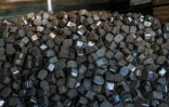 Des briquettes de charbon dans un hangar de stockage de l'entreprise Hans Engelke Energie, le 10 août 2022 à Berlin