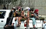Des combattants talibans montent la garde devant l'aéroport de Kaboul après le retrait des troupes américaines, le 31 août 2021
