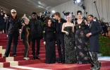 L'équipe du film Elvis entourrant Priscilla Presley, en robe noire, au Met Gala à New York, le 2 mai 2022