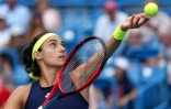 Caroline Garcia au service contre Petra Kvitova à Cincinnati, le 21 août 2022 
