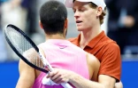 Carlos Alcaraz et Jannik Sinner après la victoire de l'Espagnol en finale de l'US Open à New-York le 7 septembre 2025.