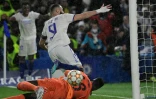 La joie de l'attaquant français du Real Madrid Karim Benzema après son but marqué contre le gardien sénégalais de Chelsea Edouard Mendy, lors du quart de finale aller de la Ligue des Champions, le 6 avril 2022 au Stade de Stamford Bridge