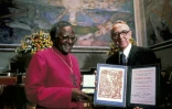 L'archevêque anglican sud-africain Mgr Desmond Tutu (g) reçoit le prix Nobel de la Paix du président du comité Nobel, Egil Aarvik, le 10 décembre 1984 à Oslo, en Norvège