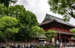 Des personnes se pressent prè du temple bouddhiste Zozoji où doivent se tenir les obsèques privées de l'ex-Premier ministre japonais assassiné Shinzo Abe à Tokyo, le 12 juillet 2022