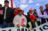 Environ 300 salariés de l'usine Lu-Danone de Ris-Orangis manifestent, le 7 avril 2001 à Evry, pour protester contre la fermeture de leur usine dans le cadre d'un plan de restructuration de la branche biscuits de Danone à l'échelle de l'Europe. 