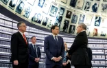 Dani Dayan (D), président du mémorial de l'Holocauste Yad Vashem, accueille le secrétaire d'Etat Marco Rubio (C) et le ministre israélien des Affaires étrangères Gideon Saar (G) dans la salle des noms du musée à Jérusalem, le 16 février 2025