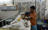 Dans cet hôpital du Bangladesh, le 13 septembre 2017, un autre homme de 50 ans, Rohingya, est pris en charge après avoir sauté sur une mine.