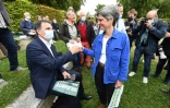 Eric Piolle et Sandrine Rousseau se saluent lors des Journées d'été d'EELV à Poitiers le 19 août 2021