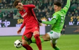 Mario Gomez (d), le 17 décembre 2016 à Wolfsburg face au défenseur de Francfort Bastian Oczipka