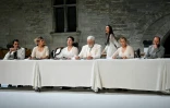 Les acteurs Laurent Poitrenaux, Marie-Sophie Ferdane, Anne Brochet, Jacques Weber, Audrey Bonnet, Emmanuelle Beart et Arthur Nauzyciel (de gauche à droite) répètent "Architecture" dans la cour d'honneur du palais des Papes, le 2 juillet 2019