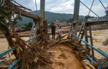 Un pont détruit par la crue dans le village de Banjar Irigasi, dans la province indonésienne de Banten, le 2 janvier 2020