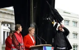 La maire de Berlin, Franziska Giffey, cible d'un jet d'oeuf alors qu'elle prononçait un discours lors d'un rassemblement à Berlin, le 1er mai 2022