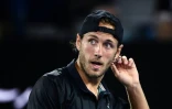 Le Français Lucas Pouille face au Serbe Novak Djokovic en demi-finales de l'Open d'Australie, le 25 janvier 2019 à Melbourne 