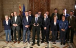 Photo fournie par la Generalitat de Catalunya montrant le président de la région autonome Carles Puigdemont entouré de son gouvernement, parlant à la presse à Barcelone après le référendum