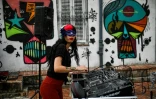 Sally Beltran participe à un cours de DJ réservé aux femmes, sur un toit de La Havane, le 30 mai 2022 à Cuba
