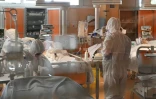 Des personnels soignants autour de patients atteints du nouveau coronavirus au service des soins intensifs de l'hôpital Casalpalocco près de Rome, le 24 mars 2020
