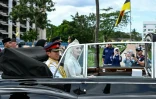 Le prince Abdul Mateen et son épouse Yang Mulia Anisha Rosnah en voiture dans les rues de Bandar Seri Begawan, à l'occasion de leur mariage, le 14 janvier 2024 au Brunei