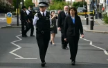 Le chef de la police métropolitaine Mark Rowley (g) à l'intérieur d'un cordon de police dans le quartier de Golders Green, au nord de Londres, le 29 avril 2026, après que deux personnes ont été poignardées et un suspect arrêté