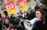 Des manifestants et membres de la CGT participent à une journée d'action contre la nouvelle réforme des retraites, organisée devant l'hôtel de ville de Saint-Denis, au nord de Paris, le 18 avril 2023