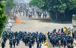 Les forces de l'ordre font face à des manifestants à Dacca, le 18 juillet 2024