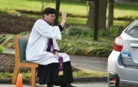 Le père Scott Holmer donne l'absolution après une confession à Bowie (Maryland) le 20 mars 2020
