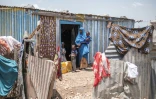 Uba Adan Jama, avec trois de ses dix enfants, devant sa baraque dans un camp de réfugiés près de Hargeisa (Somalie), le 16 septembre 2021