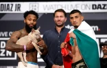 Le boxeur Montana Love avec son bouledogue sur un ring de Las Vegas, le 3 décembre 2021
