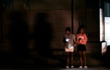 Des habitantes dans une rue de La Havane pendant une panne générale de courant à Cuba, le 14 mars 2025