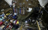 Ahmed Chakaki travaille son métier à tisser dans son atelier à Damas, le 1er décembre 2015