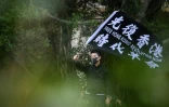 Un jeune homme brandit un drapeau "Hong Kong libre - la révolution maintenant" durant une manifestation à Hong Kong, le 2 décembre 2019