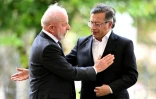 Le président colombien Gustavo Petro (d) et le président brésilien Luiz Inacio Lula da Silva se saluent lors d'un sommet à Bogota, le 22 août 2025