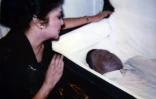 Reproduction d'une photo fournie par Franck Malabed  le 24 octobre 2012 à Manille  montrant Imelda Marcos regardant le corps de son mari l'ex-président philippin Ferdinand Marcos dans un cercueil