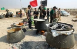 Des volontaires font de la cuisine pour les troupes irakiennes mobilisées sur le front sud à  Al Qayyarah, en Irak, le 28 octobre 2016