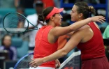 L'Américaine Jessica Pegula (à gauche) et la Bélarusse Aryna Sabalenka se saluent après la victoire finale de cette dernière au WTA 1000 de Miami, le 29 mars 2025