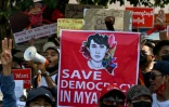 Des manifestants prodémocratie brandissent le portrait de leur leader Aung San Suu Kyi à Rangoun, le 12 février 2021