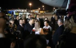 Le président chinois Xi Jinping (G) et son épouse Peng Liyuan (C) sont accueillis par le Premier ministre hongrois Viktor Orban (D) à leur arrivée à l'aéroport de Budapest en Hongrie, le 8 mai 2024