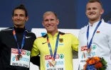 Le décathlonien allemand Arthur Abele (c) pose lors de la cérémonie des médailles avec le Russe Ilya Shkurenyov et le Bélarus Vitali Zhuk (d) à l'Euro, le 10 août 2018 à Berlin