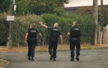 Des CRS patrouillent dans la commune de Saint- -Médard-en-Jalles, près de Bordeaux, où un ordre d'évacuation a été émis en raison des feux de forêts, le 25 juillet 2026