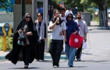 Des piétons dans une rue de Téhéran pendant une vague de chaleur en Iran, le 22 juillet 2025