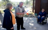 Amy Clewel, le policier Larry Graves and Jennifer Shook lors d'un exercice d'évacuation dans un quartier du comté d'Ouray dans le Colorado américain, le 15 mai 2026