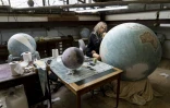 Fabrication d'un globe terrestre dans l'atelier de Bellerby and Co, le 19 juillet 2019 à Londres
